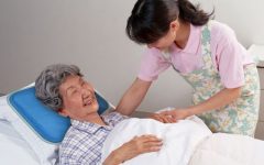 Có nên thuê giúp việc chăm bệnh nhân không? 