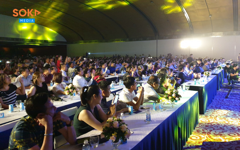 tổ chức year end party